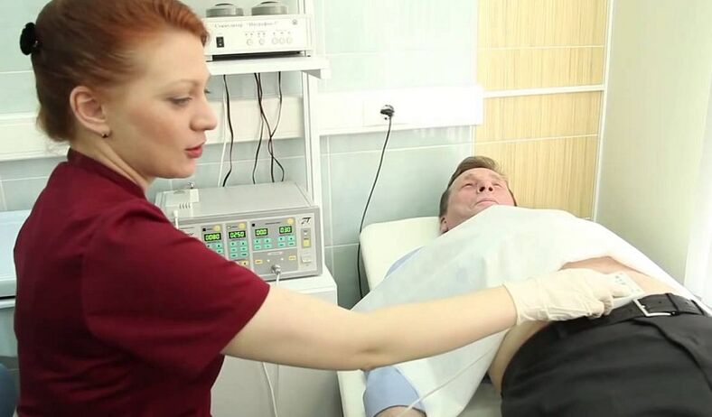 Az orvos megvizsgálja a pácienst a prosztatagyulladás diagnosztizálására